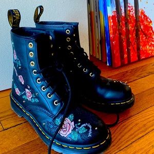 Size 7 Doc Marten 1460s Floral Print (new)